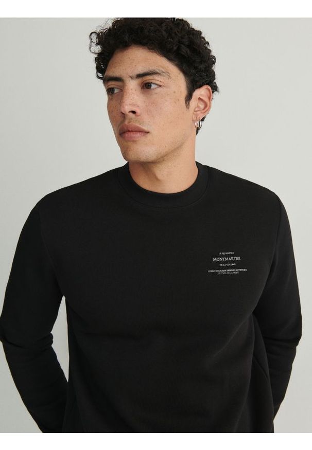 Reserved - Bluza z nadrukiem - czarny. Kolor: czarny. Materiał: dzianina, bawełna. Wzór: nadruk