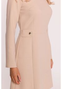 Stylove - Elegancka sukienka trapezowa z patkami w talii beżowa. Okazja: na spotkanie biznesowe, do pracy. Kolor: niebieski, beżowy. Typ sukienki: trapezowe. Styl: elegancki #2