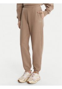 Guess Spodnie dresowe V6RB15 K9V31 Beżowy Regular Fit. Kolor: beżowy. Materiał: bawełna #1