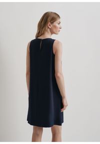 Ochnik - Granatowa sukienka na grubych ramiączkach. Kolor: niebieski. Materiał: len. Długość rękawa: na ramiączkach. Typ sukienki: proste. Długość: mini #3