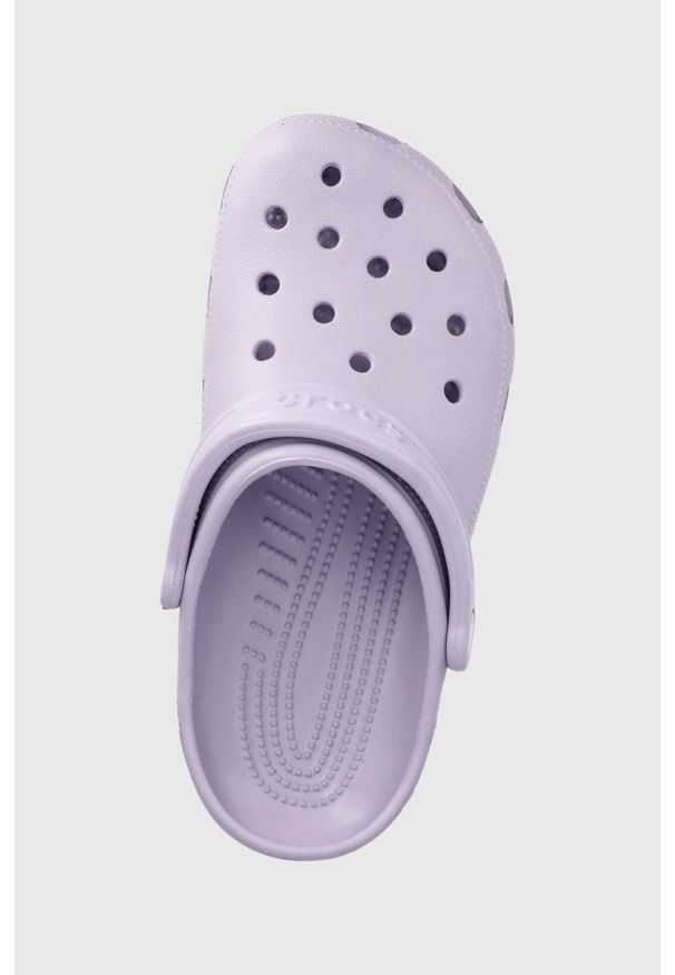 Crocs klapki dziecięce kolor fioletowy. Nosek buta: okrągły. Kolor: fioletowy. Materiał: guma, materiał. Wzór: gładki