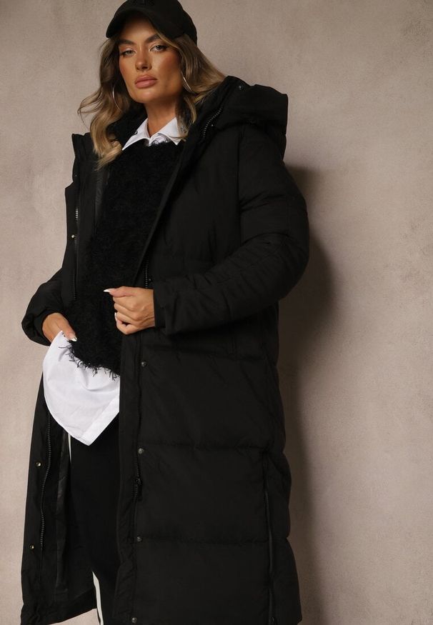 Renee - Czarna Zimowa Kurtka z Pikowanymi Przeszyciami Kapturem i Suwakami Gionea. Okazja: na spacer. Kolor: czarny. Materiał: jeans. Sezon: zima