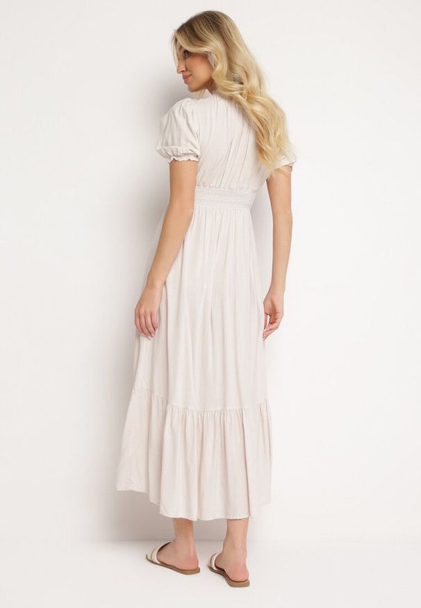 Born2be - Jasnobeżowa Bawełniana Sukienka z Kopertowym Dekoltem w Stylu Boho Rissasie. Okazja: na co dzień. Kolor: beżowy. Materiał: bawełna. Typ sukienki: kopertowe. Styl: boho