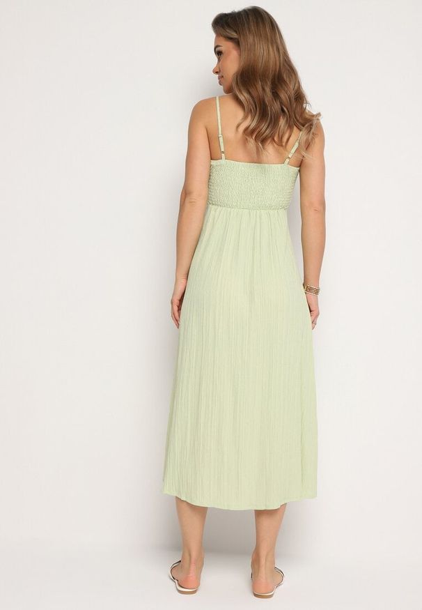 Born2be - Zielona Sukienka na Cienkich Regulowanych Ramiączkach Zapinana na Guziki Palfea. Kolor: zielony. Długość rękawa: na ramiączkach. Wzór: aplikacja. Styl: elegancki