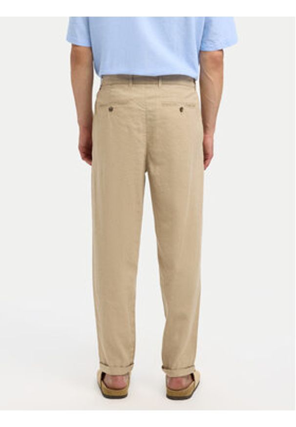 Selected Homme Chinosy 16092732 Beżowy Relaxed Fit. Kolor: beżowy. Materiał: bawełna