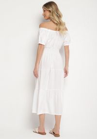 Born2be - Biała Sukienka o Rozkloszowanym Kroju z Dekoltem Typu Łódka Miranea. Okazja: na co dzień. Kolor: biały. Materiał: jeans. Typ sukienki: rozkloszowane, proste. Styl: klasyczny, casual #7