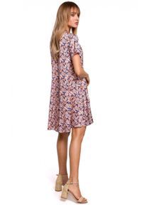 MOE - Sukienka w kwiaty trapezowa z falbaną krótki rękaw różowa. Kolor: różowy. Materiał: materiał, tkanina, elastan. Długość rękawa: krótki rękaw. Wzór: kwiaty. Typ sukienki: trapezowe. Długość: mini #5