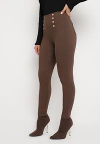 Born2be - Brązowe Spodnie Skinny z Napami w Talii Elarian. Stan: podwyższony. Kolor: brązowy. Wzór: aplikacja