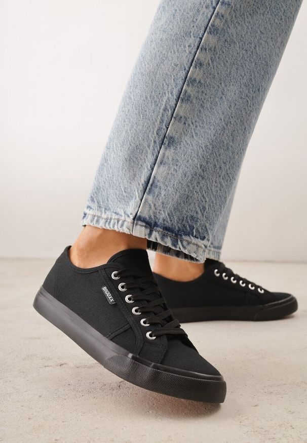 Renee - Czarne Casualowe Trampki w Stylu Basic Tulipmeadow. Okazja: na co dzień. Kolor: czarny. Materiał: jeans, skóra, koronka. Styl: casual