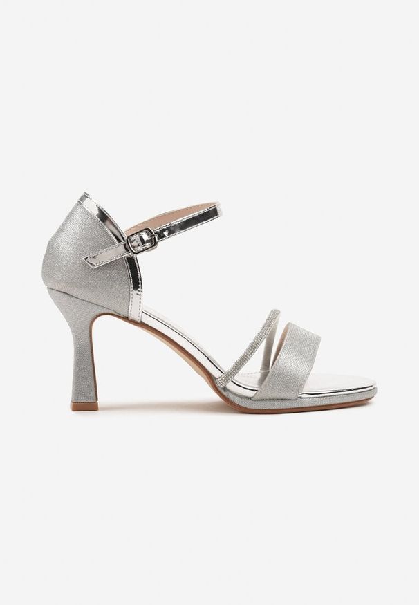 Born2be - Srebrne Sandały na Szpilce Vices z Brokatem i Cyrkoniami Oviessae. Zapięcie: sprzączka. Kolor: srebrny. Wzór: aplikacja. Obcas: na szpilce. Wysokość obcasa: średni