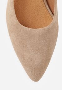 Renee - Ciemnobeżowe Czółenka na Słupku z Wkładką ze Skóry Naturalnej i Szpiczastym Noskiem Tialani. Okazja: na co dzień. Nosek buta: szpiczasty. Kolor: beżowy. Materiał: skóra. Obcas: na słupku. Styl: casual, elegancki, klasyczny. Wysokość obcasa: średni #6