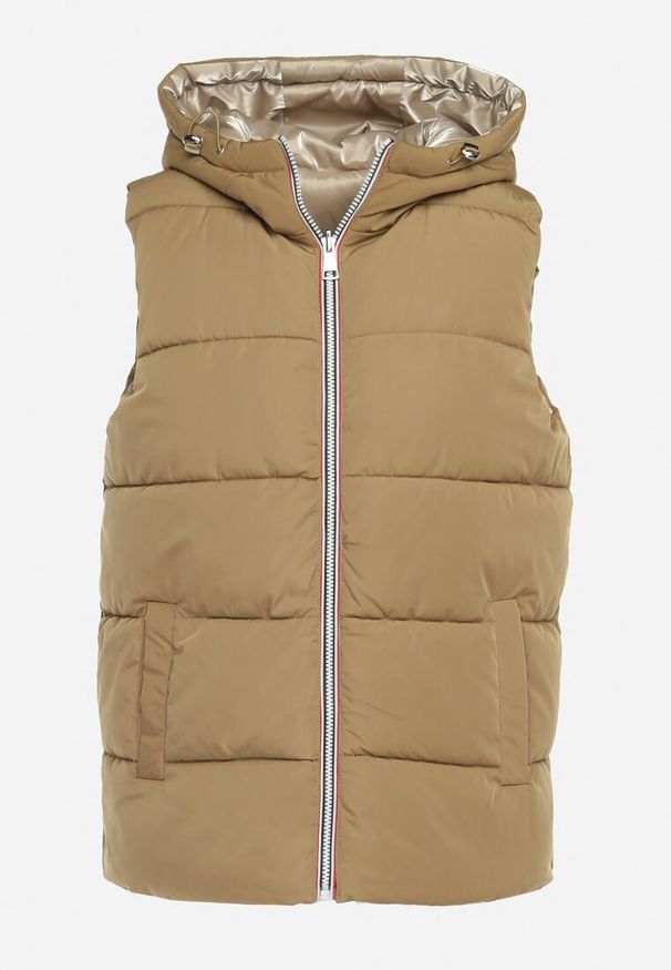 Born2be - Beżowa Dwustronna Kamizelka Bezrękawnik z Kapturem i Pikowaniem Delise. Typ kołnierza: kaptur. Kolor: beżowy. Materiał: satyna, materiał. Długość rękawa: bez rękawów