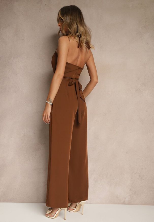 Renee - Brązowy Kombinezon o Taliowanym Kroju z Dekoltem Halter i Wiązanym Paskiem Malisena. Okazja: na co dzień, na randkę, na imprezę. Kolor: brązowy. Styl: casual, elegancki