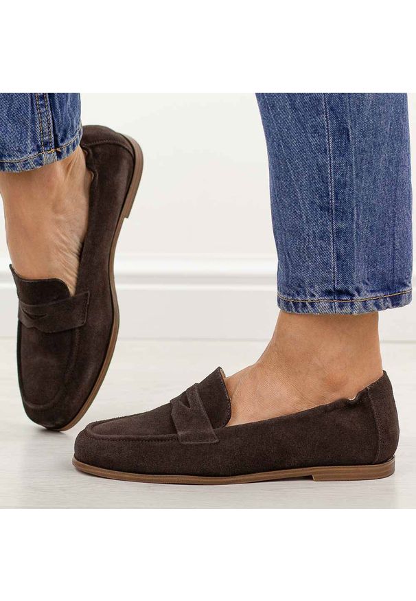 Brązowe zamszowe mokasyny damskie Vinceza 18122. Okazja: na co dzień. Nosek buta: okrągły. Kolor: brązowy. Materiał: zamsz, skóra. Szerokość cholewki: normalna. Sezon: wiosna, jesień. Styl: casual, elegancki, klasyczny