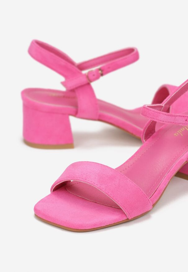 Renee - Fuksjowe Sandały na Niskim Słupkowym Obcasie ze Sprzączką Vosanna. Nosek buta: otwarty. Zapięcie: sprzączka. Kolor: różowy. Materiał: skóra ekologiczna, zamsz, materiał. Obcas: na obcasie. Wysokość obcasa: średni
