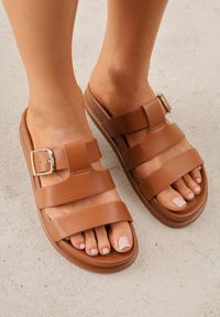 Renee - Brązowe Płaskie Klapki z Paskiem ze Sprzączką Tameren. Kolor: brązowy. Materiał: len. Wzór: paski. Sezon: lato #4