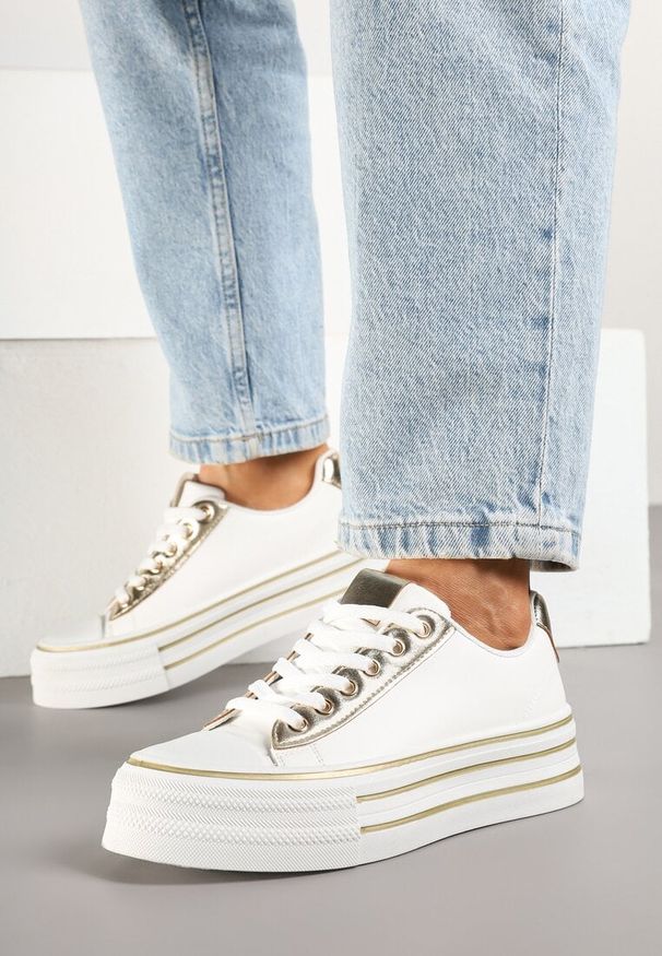 Renee - Biało-Złote Trampki na Platformie w Casualowym Stylu Ravilne. Okazja: na co dzień, na spacer. Zapięcie: sznurówki. Kolor: biały. Materiał: jeans. Obcas: na platformie. Styl: klasyczny, casual, elegancki. Wysokość obcasa: średni