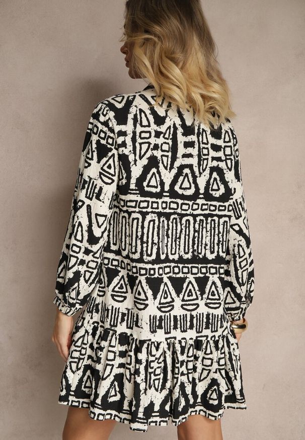 Renee - Czarna Rozkloszowana Sukienka z Wiskozy w Etniczny Print z Wiązaniem z Frędzlami Ravpio. Typ kołnierza: dekolt w kształcie V. Kolor: czarny. Materiał: wiskoza. Długość rękawa: długi rękaw. Wzór: nadruk. Styl: elegancki