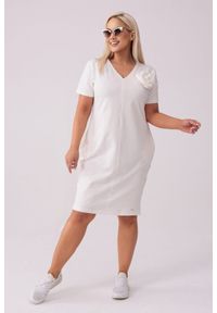 Moda Size Plus Iwanek - Sukienka Eloise w kolorze ecru - Casualowa Elegancja PLUS SIZE XXL LATO. Okazja: na co dzień. Kolekcja: plus size. Materiał: tkanina, dzianina, dresówka, bawełna, elastan. Wzór: kwiaty. Sezon: lato. Typ sukienki: dla puszystych. Styl: casual