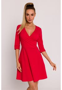 MOE - Czerwona Mini Sukienka z Dekoltem i Zakładkami. Kolor: czerwony. Materiał: bawełna, elastan. Długość: mini