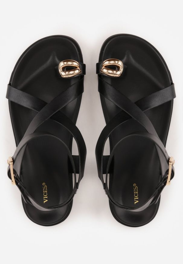 Renee - Czarne Sandały w Stylu Japonek VICES z Paskiem na Palec i Zdobieniem Lilvia. Okazja: na imprezę, na co dzień. Zapięcie: pasek. Kolor: czarny. Materiał: satyna. Wzór: aplikacja. Sezon: lato. Styl: casual, elegancki