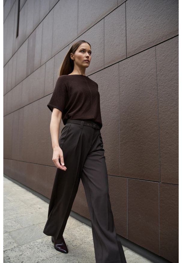 MOODO - Sweter z krótkimi rękawami brązowy. Kolor: brązowy. Materiał: wiskoza. Długość rękawa: krótki rękaw. Długość: krótkie