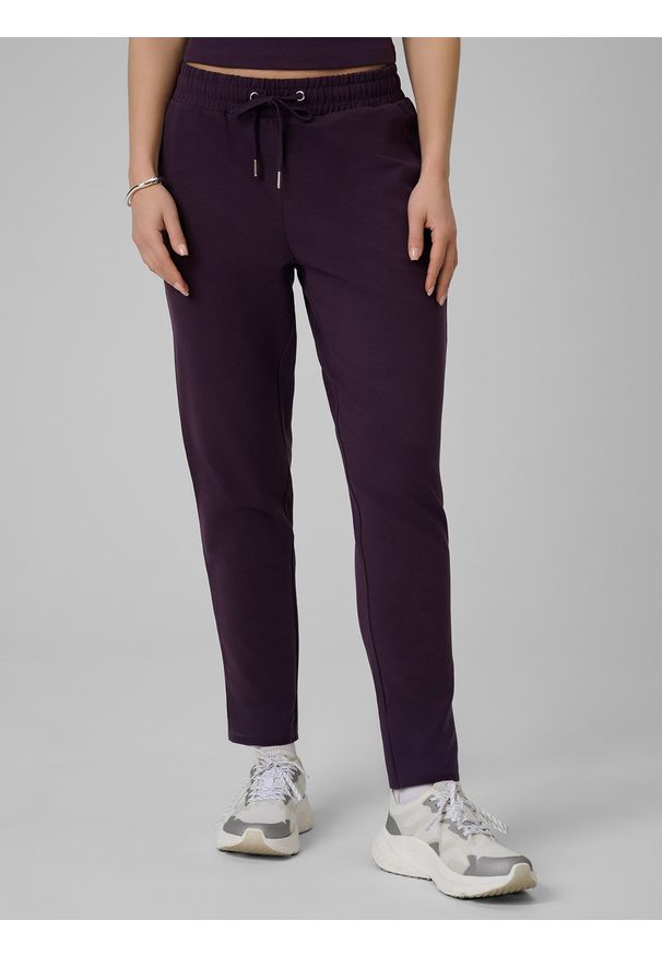 4f - 4F Spodnie dresowe damskie - fioletowe XS. Stan: podwyższony. Kolor: fioletowy. Materiał: dresówka. Sport: turystyka piesza, fitness