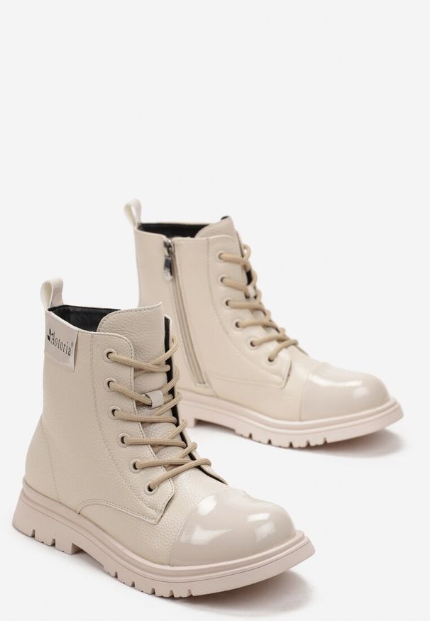 Born2be - Beżowe Lakierowane Botki na Płaskiej Podeszwie z Suwakiem Michenes. Zapięcie: zamek. Kolor: beżowy. Materiał: lakier