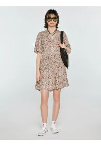 Big-Star - Sukienka damska mini z wiskozy z nadrukiem kremowa Viana 103. Typ kołnierza: kołnierzyk stójkowy. Kolor: kremowy. Materiał: wiskoza. Długość rękawa: krótki rękaw. Wzór: nadruk. Długość: mini #4