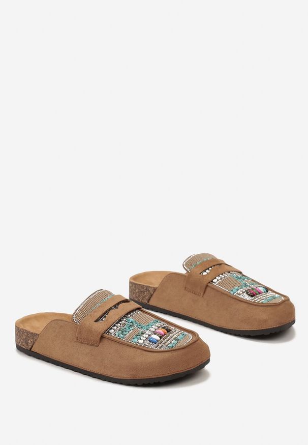 Born2be - Ciemnobeżowe Klapki Mule na Korkowej Podeszwie Ozdobione Koralikami Enoria. Kolor: beżowy. Wzór: aplikacja. Styl: wakacyjny, boho