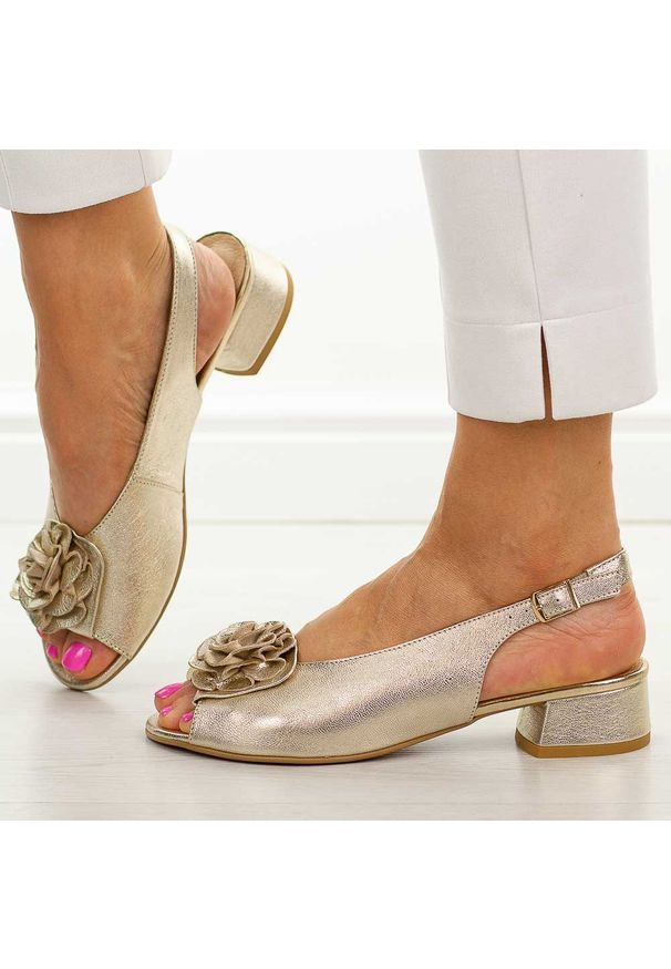 DEONI - Złote S skórzane Polskie sandały damskie Deoni D501. Okazja: na co dzień, na spacer. Kolor: złoty. Materiał: skóra. Wzór: kwiaty. Sezon: wiosna, lato. Obcas: na obcasie. Styl: wizytowy, casual, klasyczny, elegancki. Wysokość obcasa: niski