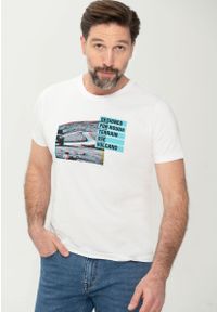 Volcano - Biały t-shirt męski z nadrukiem T-OFFROAD. Kolor: biały. Materiał: skóra, bawełna. Długość rękawa: krótki rękaw. Długość: krótkie. Wzór: nadruk. Styl: klasyczny #1