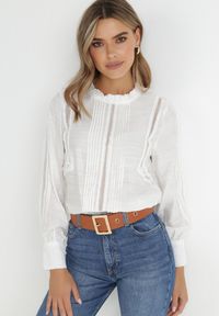 Born2be - Biała Bluzka Ażurowa z Falbanką Lalolea. Kolor: biały. Materiał: wiskoza, tkanina. Wzór: ażurowy. Styl: boho #3