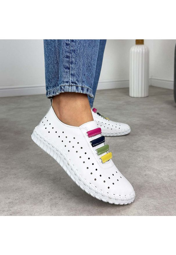 Białe ażurowe skórzane półbuty damskie Filippo Dp7693/26. Okazja: na co dzień. Nosek buta: okrągły. Zapięcie: bez zapięcia. Kolor: biały. Szerokość cholewki: normalna. Wzór: ażurowy. Materiał: skóra. Sezon: wiosna, lato. Styl: casual, klasyczny, elegancki