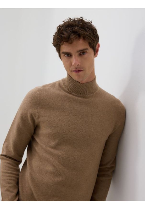 Reserved - Gładki golf z dzianiny - brązowy. Typ kołnierza: golf. Kolor: brązowy. Materiał: dzianina. Wzór: gładki