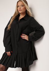Renee - Czarna Sukienka Nemaia. Kolekcja: plus size. Kolor: czarny. Wzór: jednolity. Typ sukienki: dla puszystych, koszulowe. Długość: mini #1