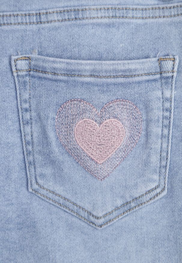 Born2be - Niebieskie Jeansowe Szorty z Wysokim Stanem i Ozdobnymi Guzikami Jeviana. Okazja: na co dzień. Stan: podwyższony. Kolor: niebieski. Materiał: jeans. Długość: krótkie. Sezon: lato. Styl: elegancki, casual