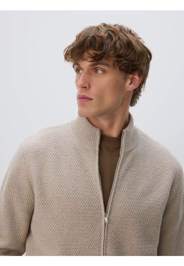 Reserved - Rozpinany sweter ze stójką - beżowy. Typ kołnierza: kołnierzyk stójkowy. Kolor: beżowy. Materiał: dzianina