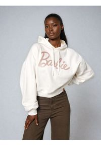Sinsay - Bluza hoodie z napisem Barbie - kremowy. Kolor: kremowy. Wzór: napisy