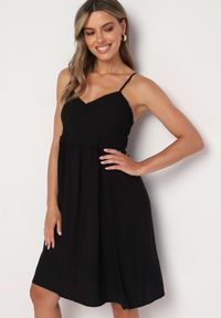 Born2be - Czarna Sukienka z Wiskozy na Cienkich Ramiączkach z Regulacją Ozdobiona Lampasem i Haftem Nelrissa. Okazja: na imprezę. Typ kołnierza: dekolt w kształcie V. Kolor: czarny. Materiał: wiskoza. Długość rękawa: na ramiączkach. Wzór: aplikacja, haft #1