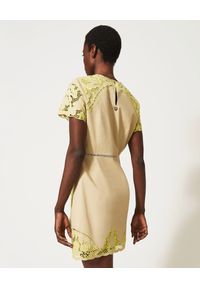 TwinSet - TWINSET - Ażurowa sukienka z krótkim rękawem. Kolor: żółty. Materiał: bawełna. Długość rękawa: krótki rękaw. Wzór: ażurowy. Długość: mini #3