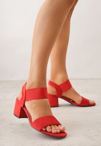 Renee - Czerwone Sandały na Kwadratowym Słupku z Imitacji Zamszu Claudie. Okazja: na co dzień. Zapięcie: pasek. Kolor: czerwony. Wzór: paski. Materiał: zamsz. Sezon: wiosna. Obcas: na słupku. Styl: casual, elegancki. Wysokość obcasa: średni #1