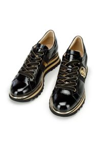 Wittchen - Damskie sneakersy z lakierowanej skóry z klamrą czarne. Okazja: do pracy, na co dzień. Zapięcie: klamry. Kolor: czarny. Materiał: skóra, lakier. Obcas: na platformie #4