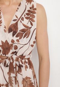 Born2be - Brązowa Kopertowa Sukienka z Wiskozą z Wiązanym Paskiem Nativire. Okazja: na co dzień. Typ kołnierza: dekolt w serek. Kolor: brązowy. Materiał: wiskoza. Typ sukienki: kopertowe. Styl: casual, elegancki, klasyczny #7