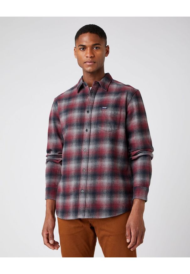 Wrangler - MĘSKA KOSZULA MATERIAŁOWA WRANGLER LS 1PKT SHIRT TAWNY PORT W5A13BX7O. Materiał: materiał