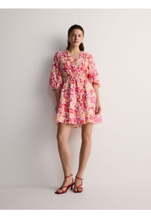 Reserved - Wzorzysta sukienka mini z bawełny - wielobarwny. Materiał: bawełna. Długość: mini