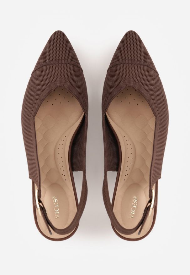 Renee - Brązowe Czółenka Slingback VICES z Tkaniny na Niskim Obcasie z Wkładką Soft-Pillow Orinysha. Okazja: na co dzień, do pracy, na spotkanie biznesowe. Nosek buta: szpiczasty. Zapięcie: pasek. Kolor: brązowy. Szerokość cholewki: normalna. Materiał: tkanina. Obcas: na obcasie. Styl: casual, biznesowy, elegancki. Wysokość obcasa: niski