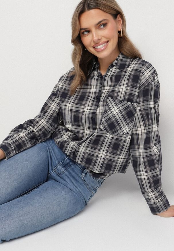 Born2be - Czarna Koszula w Kratę z Wsuwaną Kieszonką z Bawełny Anniora. Okazja: na co dzień. Kolor: czarny. Materiał: bawełna. Długość rękawa: długi rękaw. Długość: długie. Styl: elegancki, casual