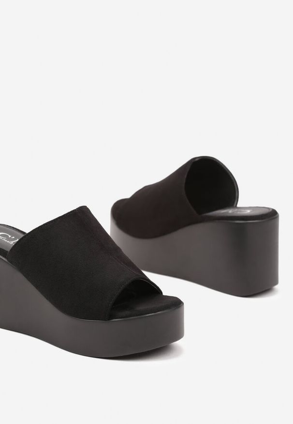 Renee - Czarne Klapki na Koturnie w Klasycznym Stylu Foneira. Okazja: na co dzień. Kolor: czarny. Materiał: jeans. Wzór: aplikacja. Sezon: lato. Obcas: na koturnie. Styl: klasyczny