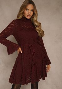 Renee - Bordowa Sukienka ze Stójką z Koronki Zdobiona Wiązaniem w Talii i Falbanami Elarassa. Typ kołnierza: kołnierzyk stójkowy. Kolor: czerwony. Materiał: koronka. Długość rękawa: na ramiączkach. Wzór: koronka, aplikacja. Styl: rockowy #3